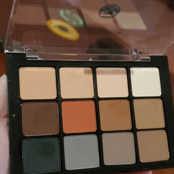 Viseart Nutral Matte Eye Shadow and Viseart Eye Primer - Picture 5 of 8